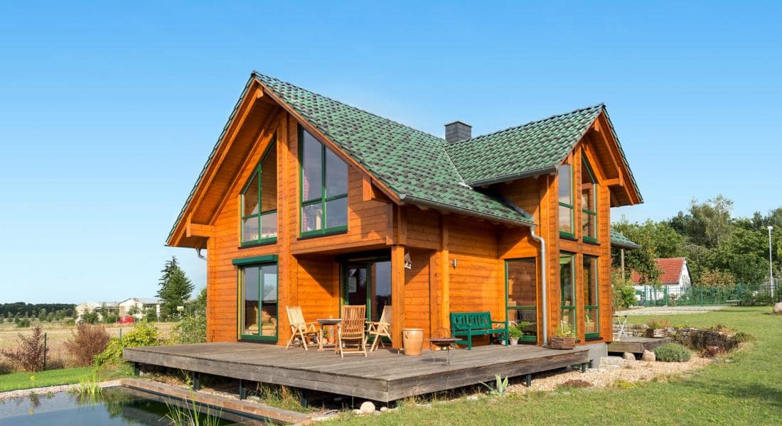 Holzhaus im Urstromtal mit Satteldach und Zwerchgiebel